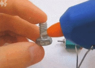 Dosadilo vam je čišćenje poda? Muškarac je pokazao kako je složio četku koja ga sama čisti