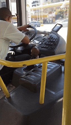 Putnik je u busu primijetio nešto neobično, vozač je imao zanimljiv detalj na mjenjaču brzina