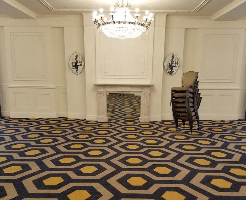 Ovo u sredini nije uski prolaz nego ogledalo.