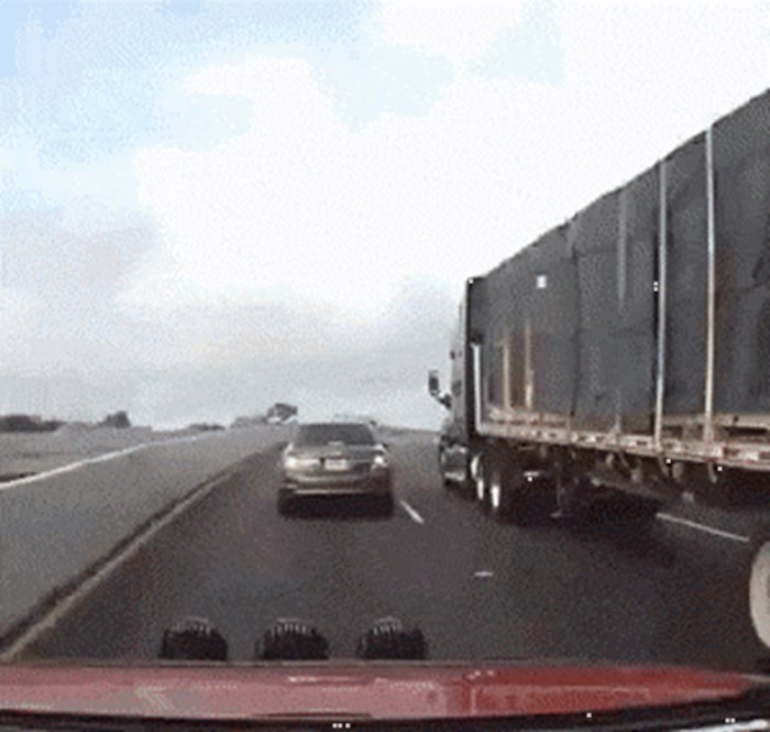 Ovaj vozač je imao nevjerojatnu dozu sreću, za dlaku je izbjegnuta nesreća na autocesti