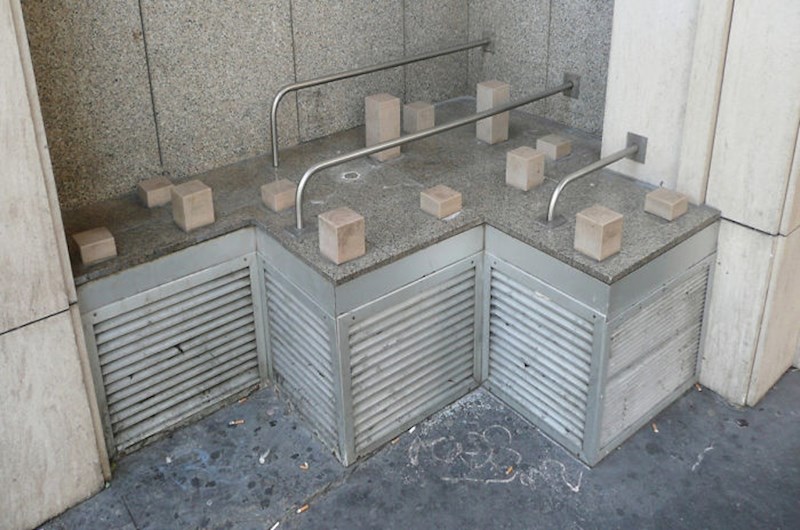 I izbočene kockice su tu da spriječe beskućnike da leže na ovakvim natkrivenim mjestima.