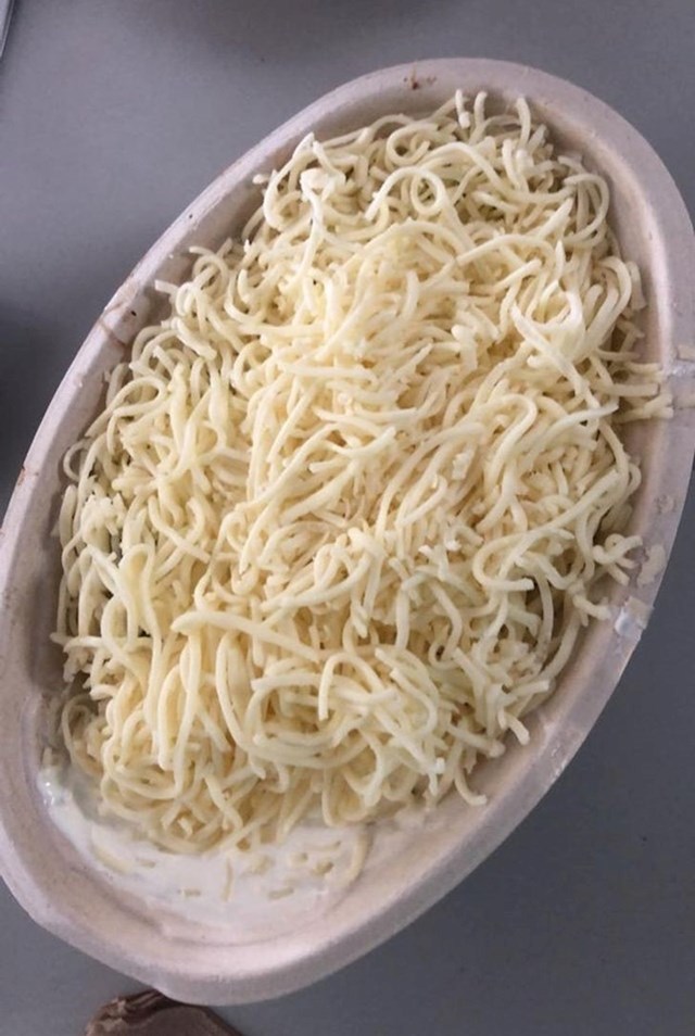 "Ovo nisu špageti. Ovo je dodatni sir koji sam tražila uz svoju narudžbu."