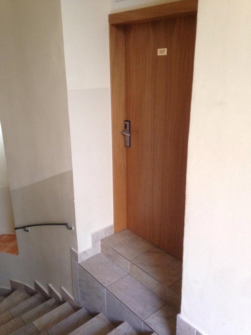 "Ovaj hotel očito želi da se gosti slome na stepenicama."