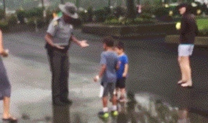 Dječaci su se zabrinuli kad je policajac dotrčao do njih, no onda ih je iznenadio
