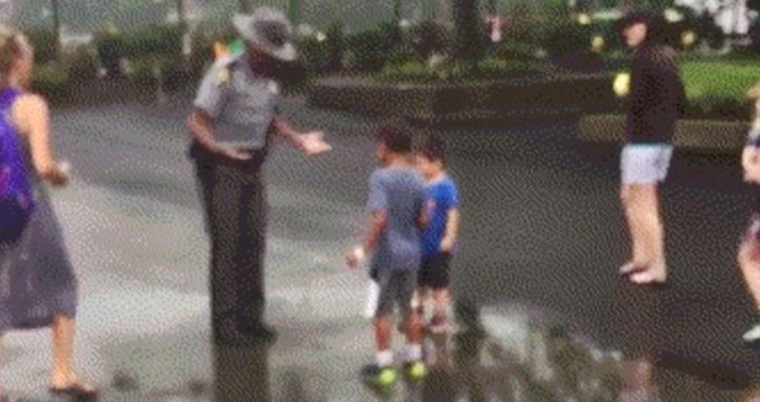 Dječaci su se zabrinuli kad je policajac dotrčao do njih, no onda ih je iznenadio