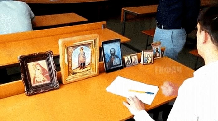 "POMOĆ S NEBA" Mladić je na klupi poredao slike svetaca, pomogli su mu da lakše riješi ispit