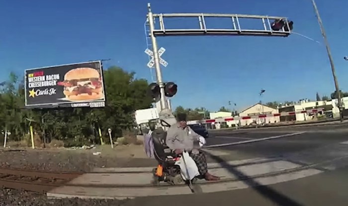 Policajka je podijelila šokantnu snimku u kojoj je u posljednji tren maknula invalida s tračnica