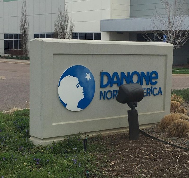 Radnik je imao zadatak postaviti reflektor, no nakon toga se nije vidio natpis.