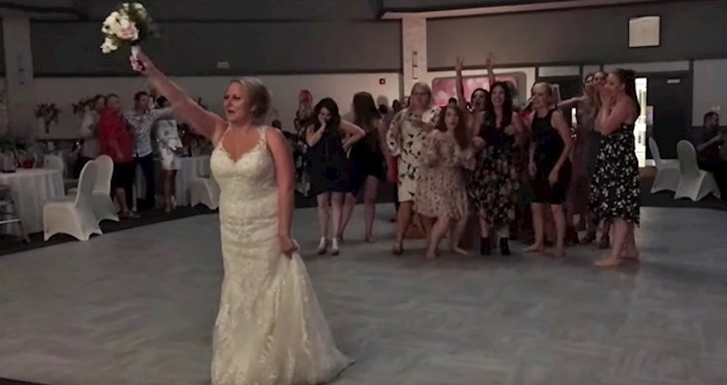 VIDEO Došlo je vrijeme da mladenka baci buket, no onda se pojavio problem s kojim nisu računali