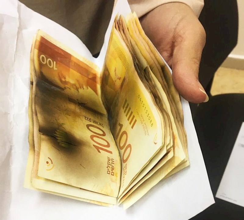 Evo što se dogodi s novčanicama ako ih pokušate dezinficirati u mikrovalnoj pećnici (da, internetom su se širili svakakvi "trikovi").