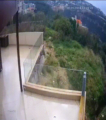 Ne podcjenjujte snagu vjetra, pogledajte što ne nadzorna kamera snimila na ovoj terasi