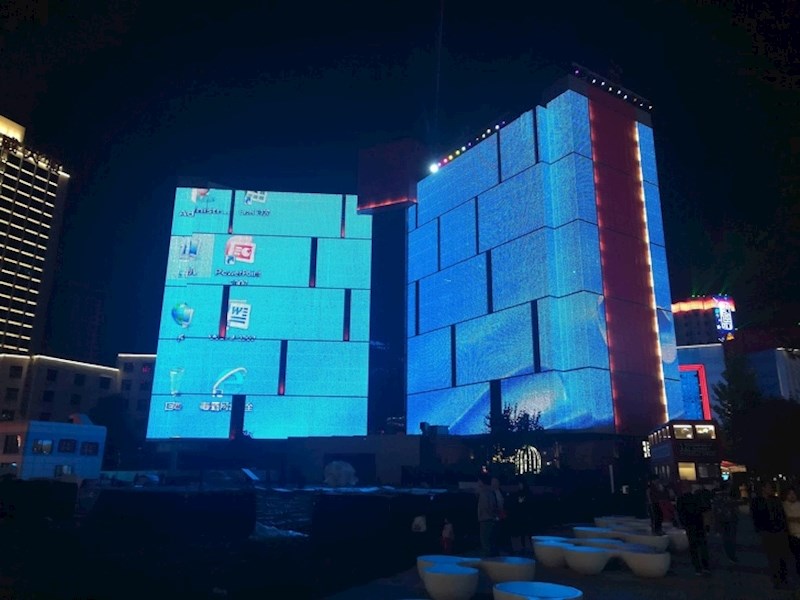 Pogledajte malo bolje. Da, na zgradama se umjesto reklama prikazivao desktop računala. Svakome se dogodi greškica...