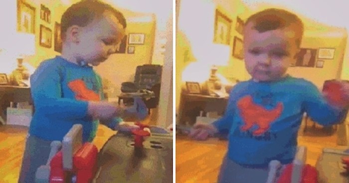 Dječačić se igrao s plastičnim čekićem, nasmijao je mamu kad je učinio nešto što nije očekivala