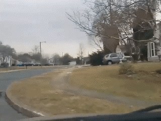 Biciklist se potrudio da ga auto što jače udari kako bi dobio odštetu, snimka otkriva smiješnu istinu