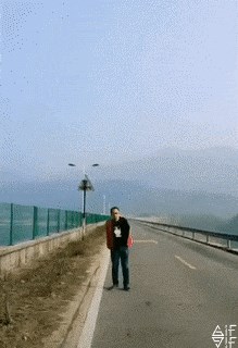 Htio je snimiti cool video u kojem baca jaknu, no onda mu se dogodilo nešto jako glupo