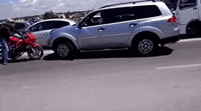 Ovaj vozač je mislio da je pametniji od ostalih, no jedan motorist mu je održao lekciju na cesti