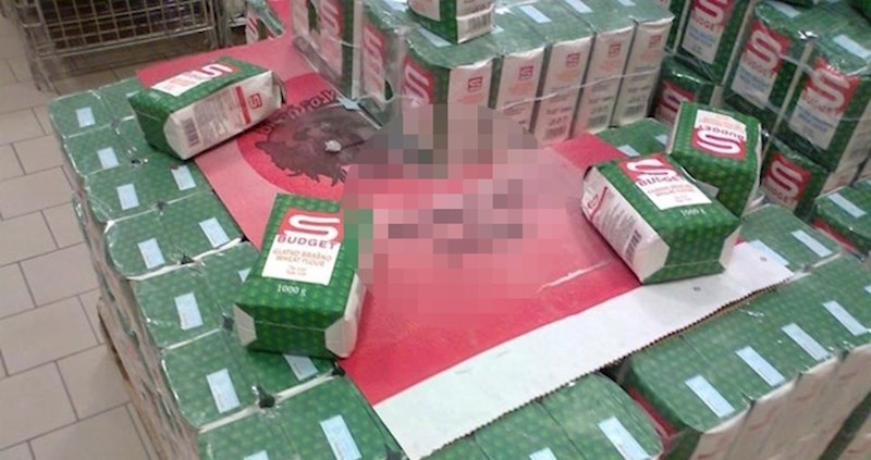 Kupac je u supermarketu slikao neočekivan detalj, pogledajte što je pisalo ispod brašna