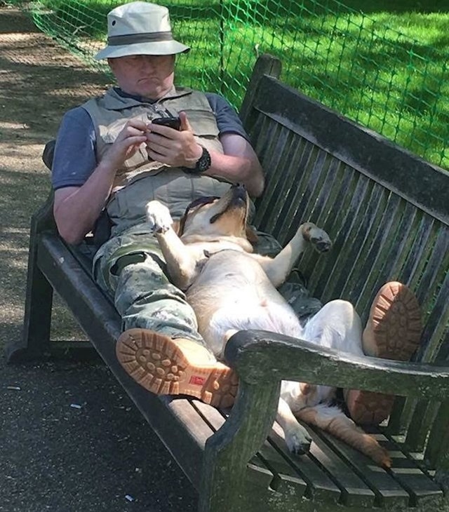 Nema bolje stvari od odmaranja u parku s najboljim prijateljem.