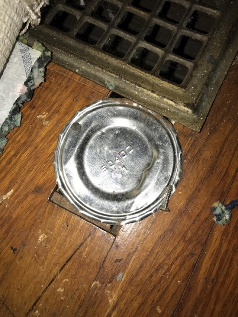 Prethodni vlasnici su rupu u podu popravili... limenkom.