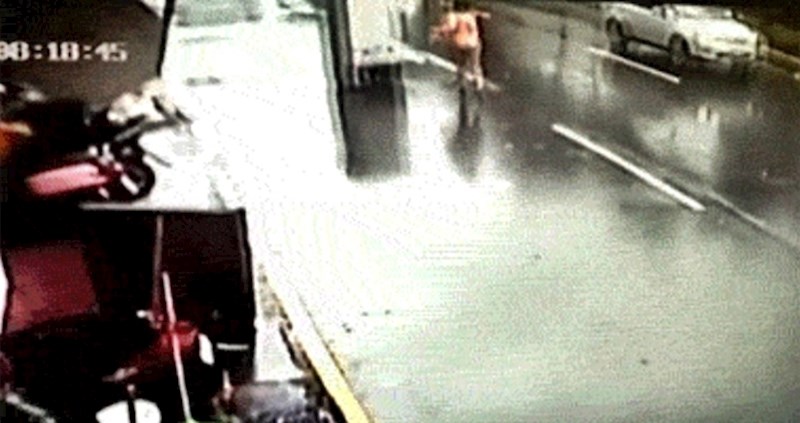 Kamera je na cesti snimila prečudnu scenu koja je mogla loše završiti