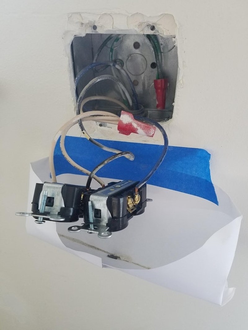 Dok čistite unutarnji dio utičnice, možete zalijepiti kuvertu u koju će padati sva prašina i prljavština.