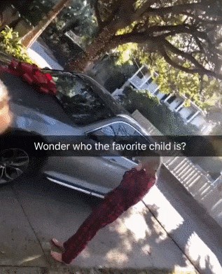 Mladić je snimio što je njegova sestra dobila kao poklon, a onda je to usporedio s onim što je on dobio