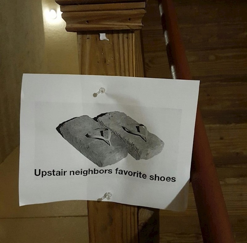 Susjed je izgubio strpljenje pa je objesio sliku omiljene obuće stanara koji žive iznad njega...