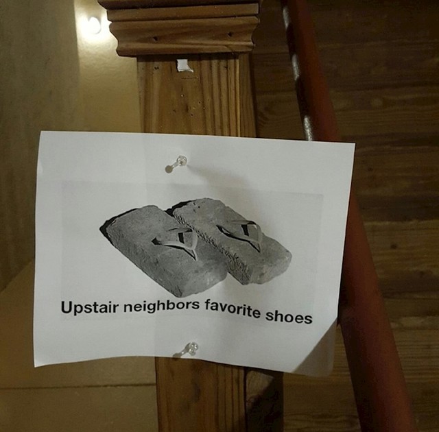 Susjed je izgubio strpljenje pa je objesio sliku omiljene obuće stanara koji žive iznad njega...