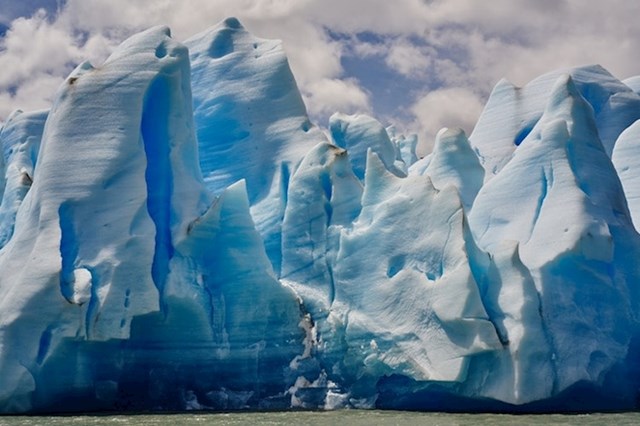 Izgleda kao prizor iz serije "Igra prijestolja", no riječ je o stvarnom mjestu - ledenjak Grey u čileanskoj Patagoniji.