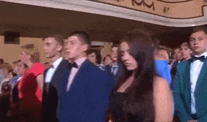 Netko je snimao ceremoniju, a jednoj ženi se dogodila nezgoda u najgorem mogućem trenutku