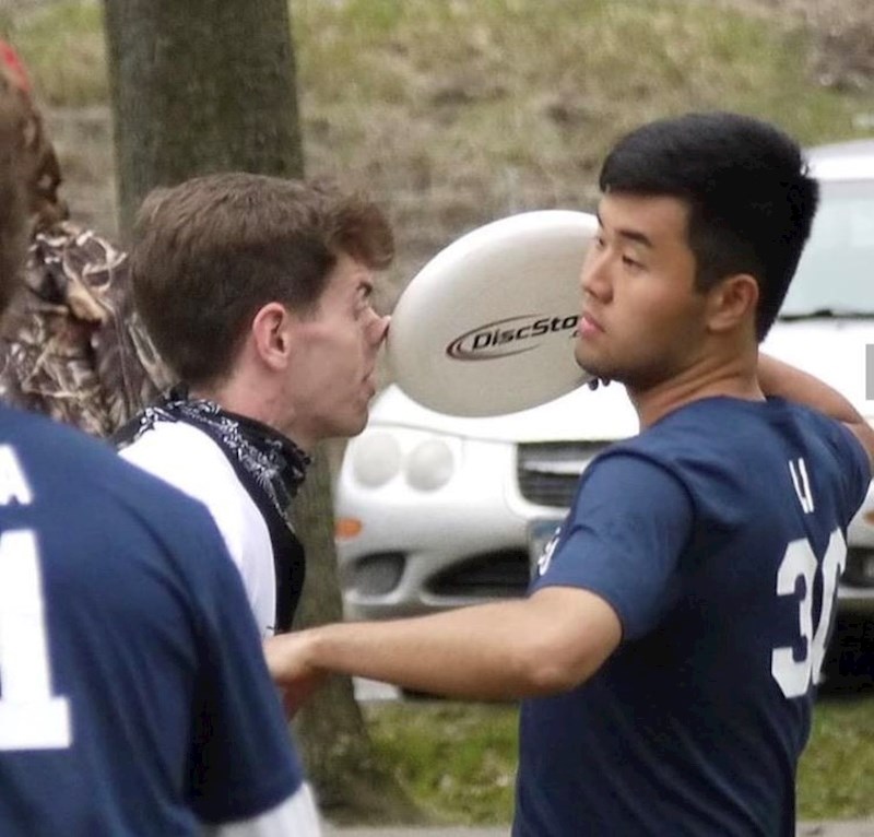 Ovo je trenutak kad mu je frizbi prestao biti zanimljiv.