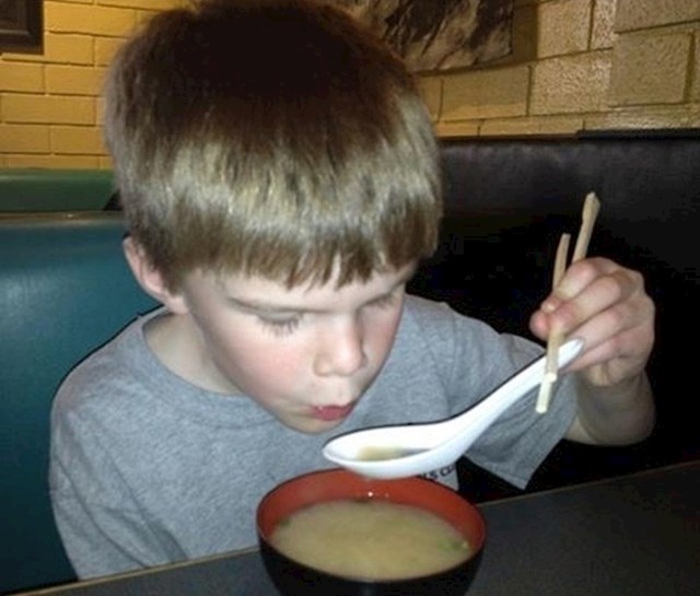 "Naš sin nam je htio dokazati da i juhu može jesti pomoću štapića."