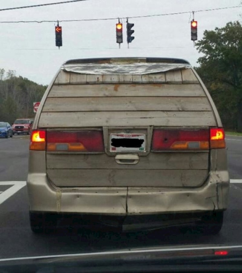 Ono kad ti stolar popravlja auto...