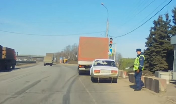 Auto kamera snimila je smiješnu scenu nakon što je policajac zaustavio vozača