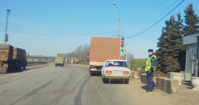 Auto kamera snimila je smiješnu scenu nakon što je policajac zaustavio vozača