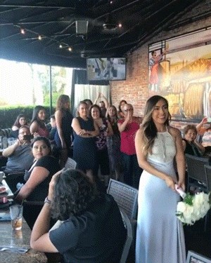 Mladenka nije baš najbolje isplanirala tradicionalno bacanje cvijeća, dogodila joj se mala nezgoda