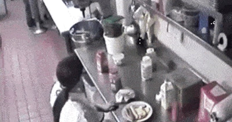 Zaprepastili su se kad su vidjeli kako je jedna radnica gostima pripremala hotdoge