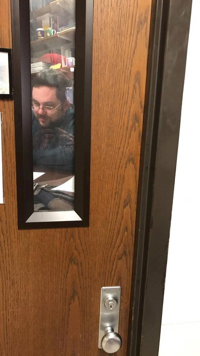 "Naš profesor je na vratima kabineta zalijepio svoju sliku kako bi izgledalo kao da je unutra."