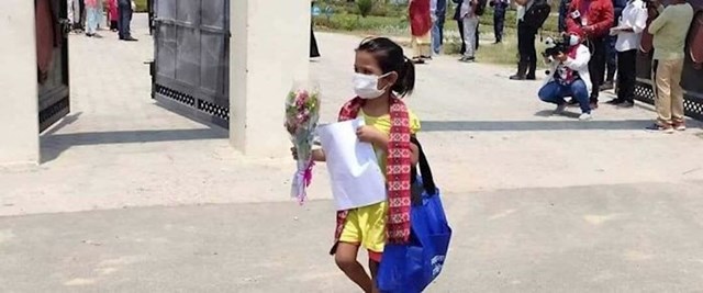 Sedmogodišnja djevojčica se vraća kući nakon što se u bolnici oporavila od korone.