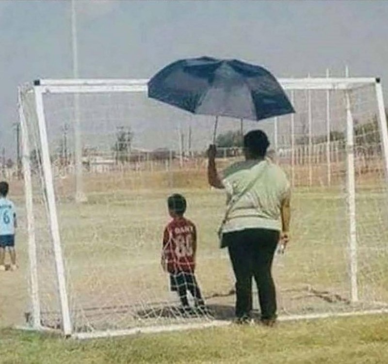 Bilo je jako vruće, mama nije htjela da joj dijete izgori na suncu.