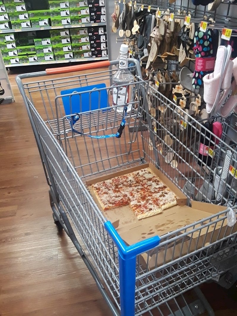 Uzeo je sebi pizzu i piće da mu ne bude dosadno tijekom shoppinga...