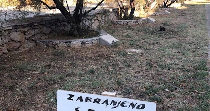 Dalmatinac je na svom zemljištu ostavio važnu obavijest, pogledajte što je nasmijalo vlasnike pasa