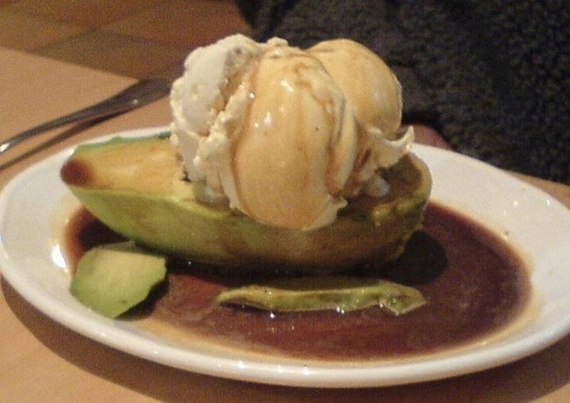 Naručio je sladoled s kremom od kave, a uz to je iz nekog razloga dobio i pola avokada.