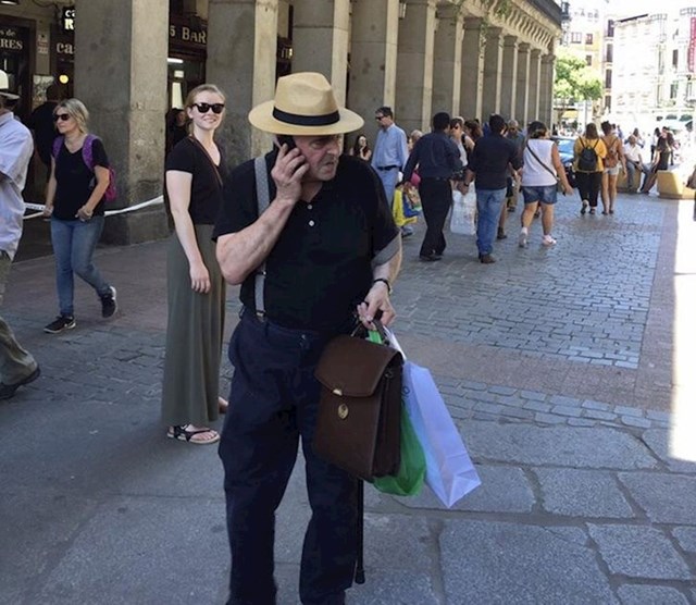 "Rekla sam bratu da požuri i da fotografija ne mora nužno biti savršena. Evo kako me slikao na putovanju u Španjolskoj (ja sam ova žena iza lika sa šeširom)."