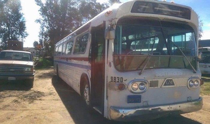 Kupila je stari autobus pa 3 godine uređivala svoj mobilni dom, rezultat će vas oduševiti