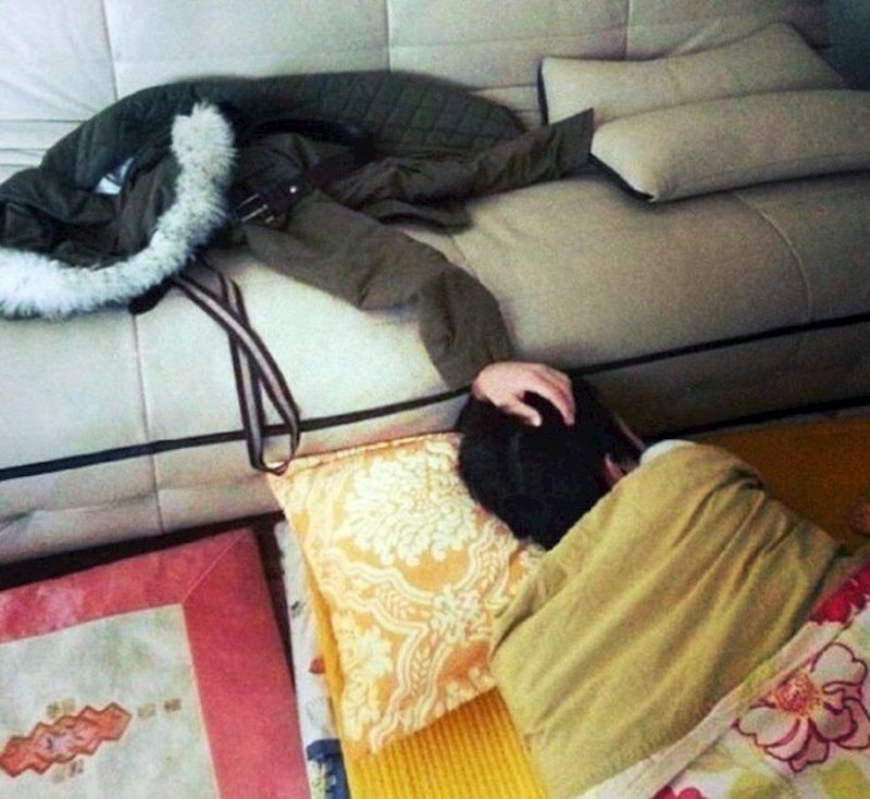 Nevidljiva osoba ga dira po glavi?