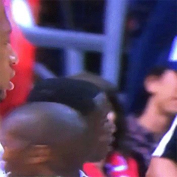 Kamera je snimila muškarca na tribini koji sasvim sigurno nije htio da ovo završi na televiziji