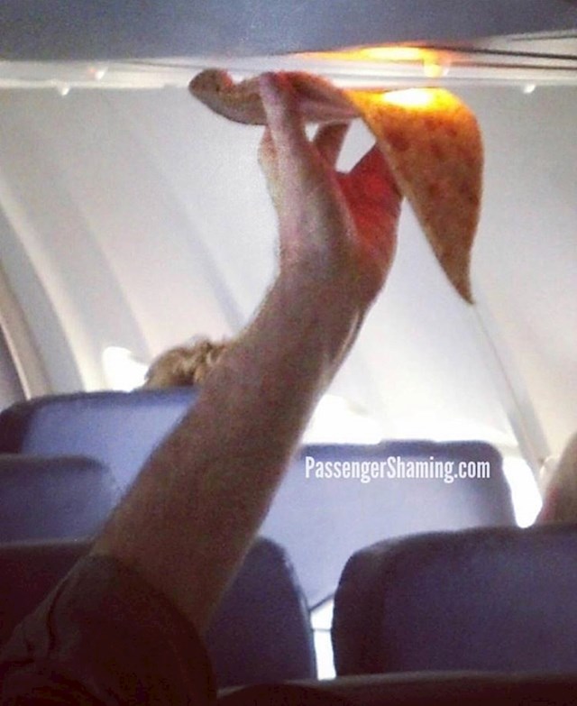 Htio je malo podgrijati pizzu.