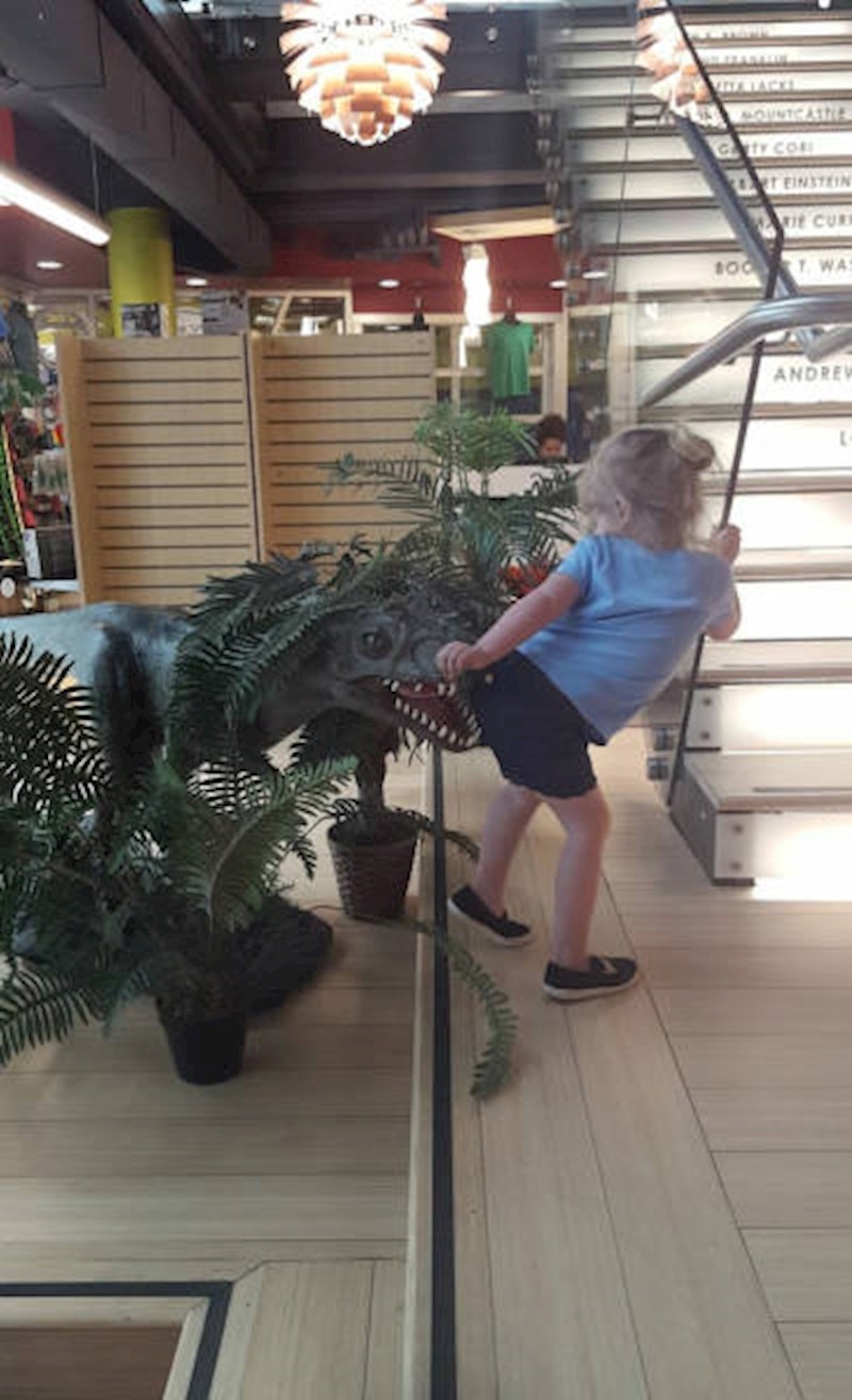 "Evo kako je htjela da je slikamo s dinosaurom."