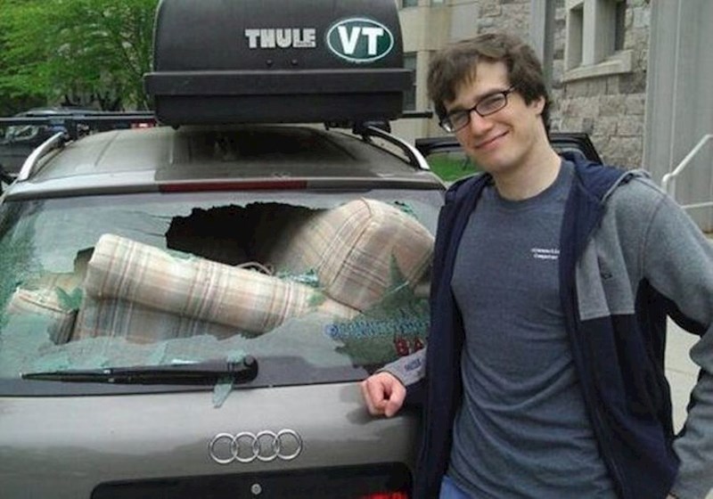 Kauč je ipak bio prevelik za prijevoz u autu...